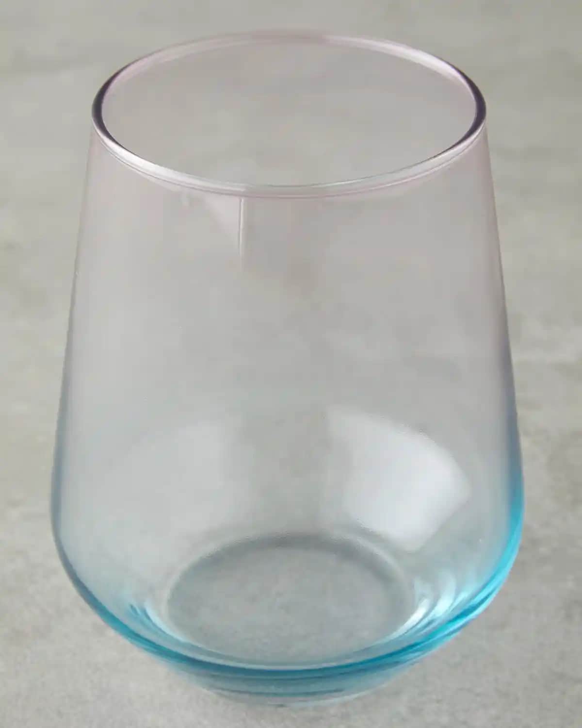 İngiliz Tarzı Evlerde Mavi Bardak Kullanımı ve Dekorasyon İpuçları