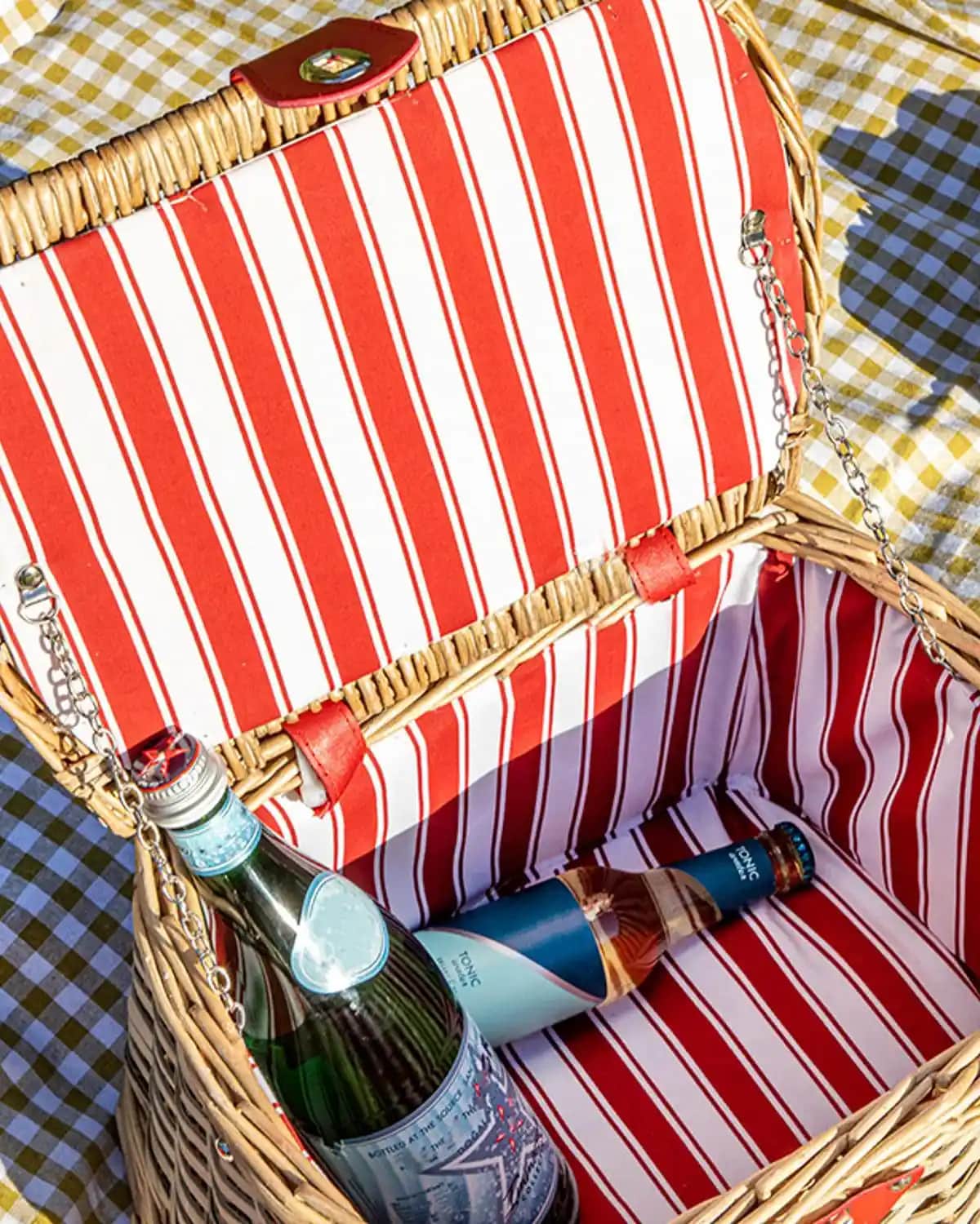 İngiliz Tarzı Piknik Sepetleriyle Dekorasyonda Şıklık ve Çok Yönlülük Sağlama