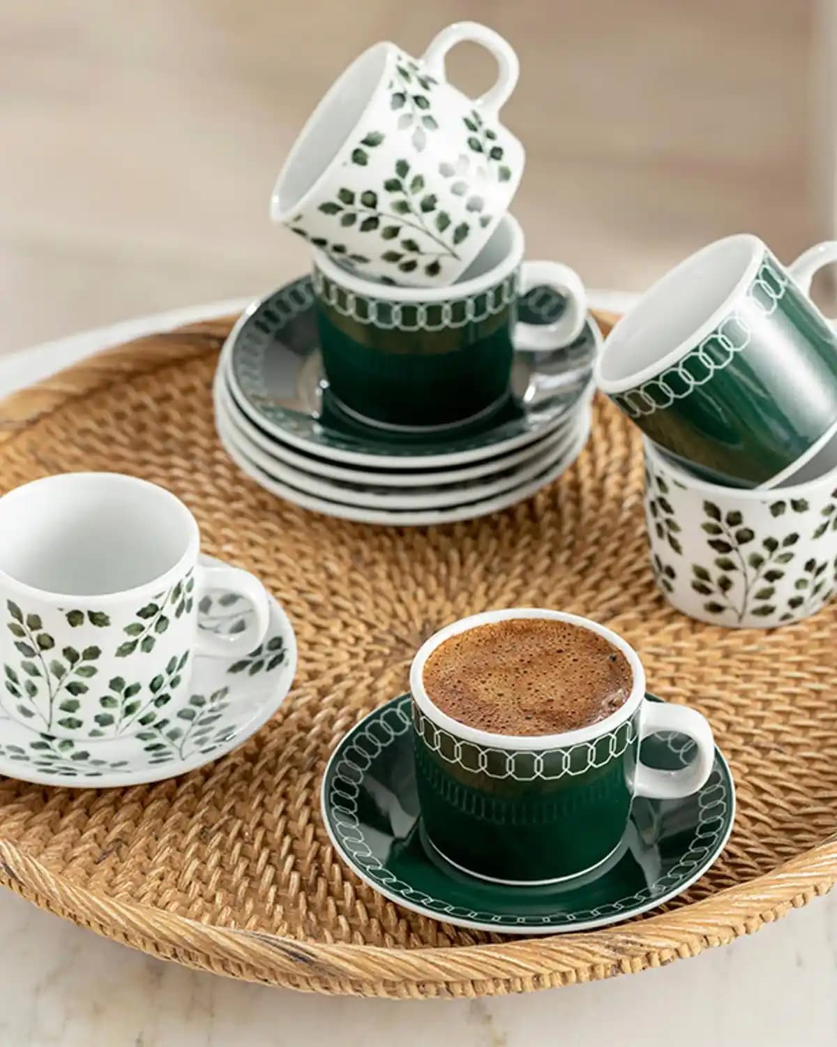 İngiliz Tarzında Yeşil Fincan Takımlarıyla Dekorasyonda Şıklık ve Fonksiyonellik