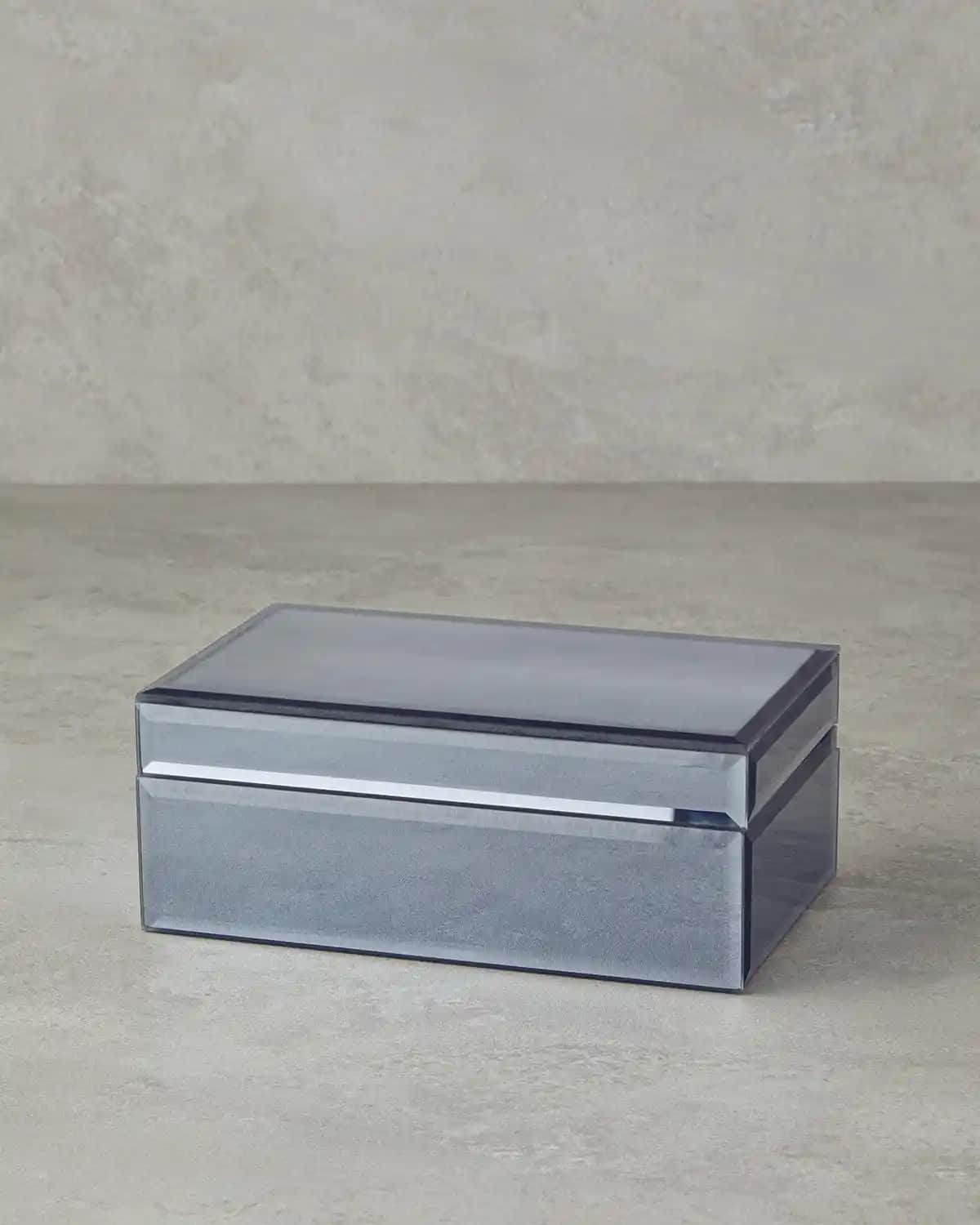 İngilizce Evde Metal Kutu Trendleri: Dekorasyon ve Mobilyada Yenilikçi Kullanımlar