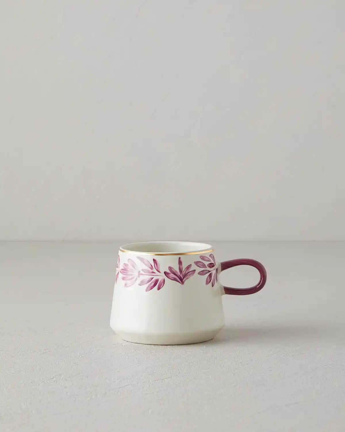 İngilizce ve Çiçek Motifleriyle Dekoratif Çiçekli Kupalar Trendleri ve Kullanım İpuçları