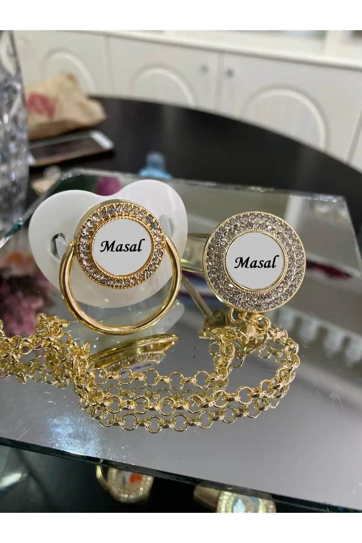 İsimli Emzik Zinciri ile Bebek Odalarının Hem Şık Hem İşlevsel Dekorasyonu