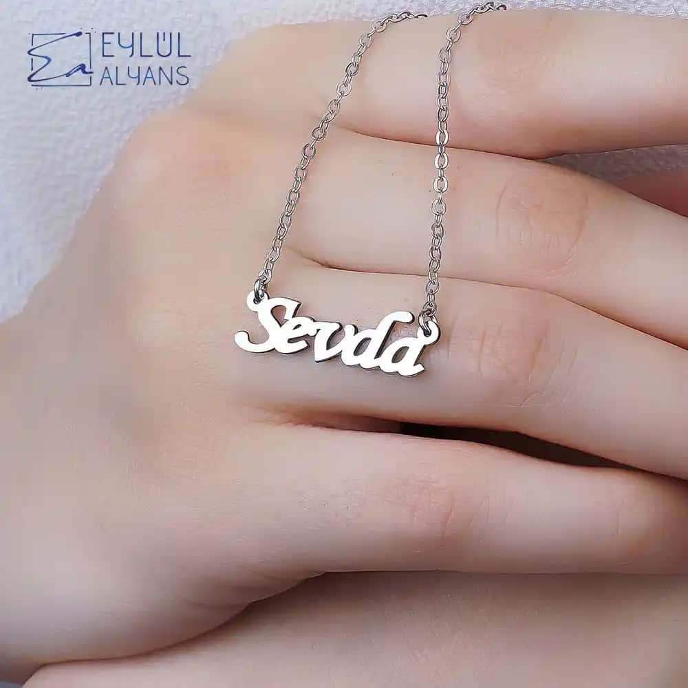 İsimli Gümüş Kolye ve Dekorasyonla Zarif ve Kişisel Alanlar Yaratma Rehberi