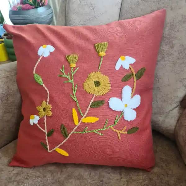 İşlemeli Kırlentler ile Ev Dekorasyonunda Şıklık ve Zarafetin Uyumlu Kombinasyonu