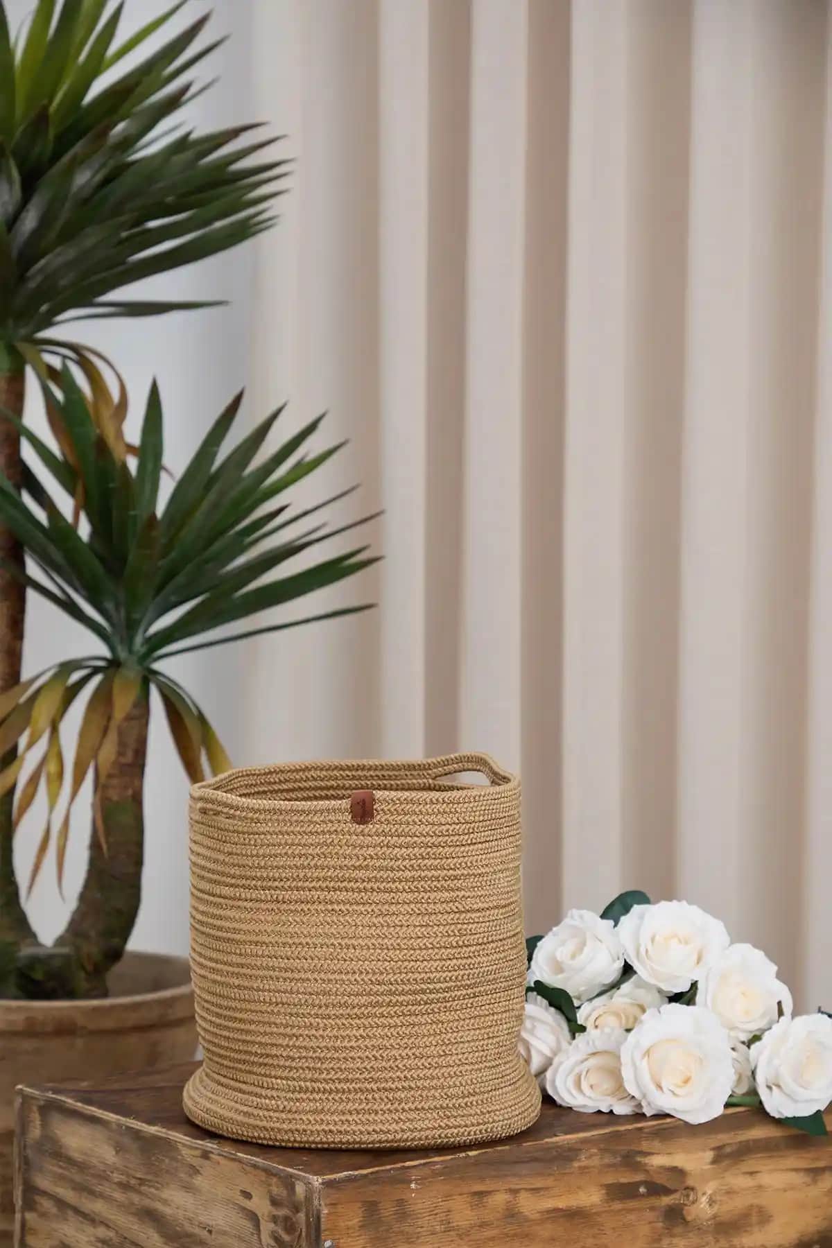 Jüt Sepetler: Doğal ve Şık Dekorasyon Elemanları ile Ev ve Bahçe Atmosferinizi Geliştirin