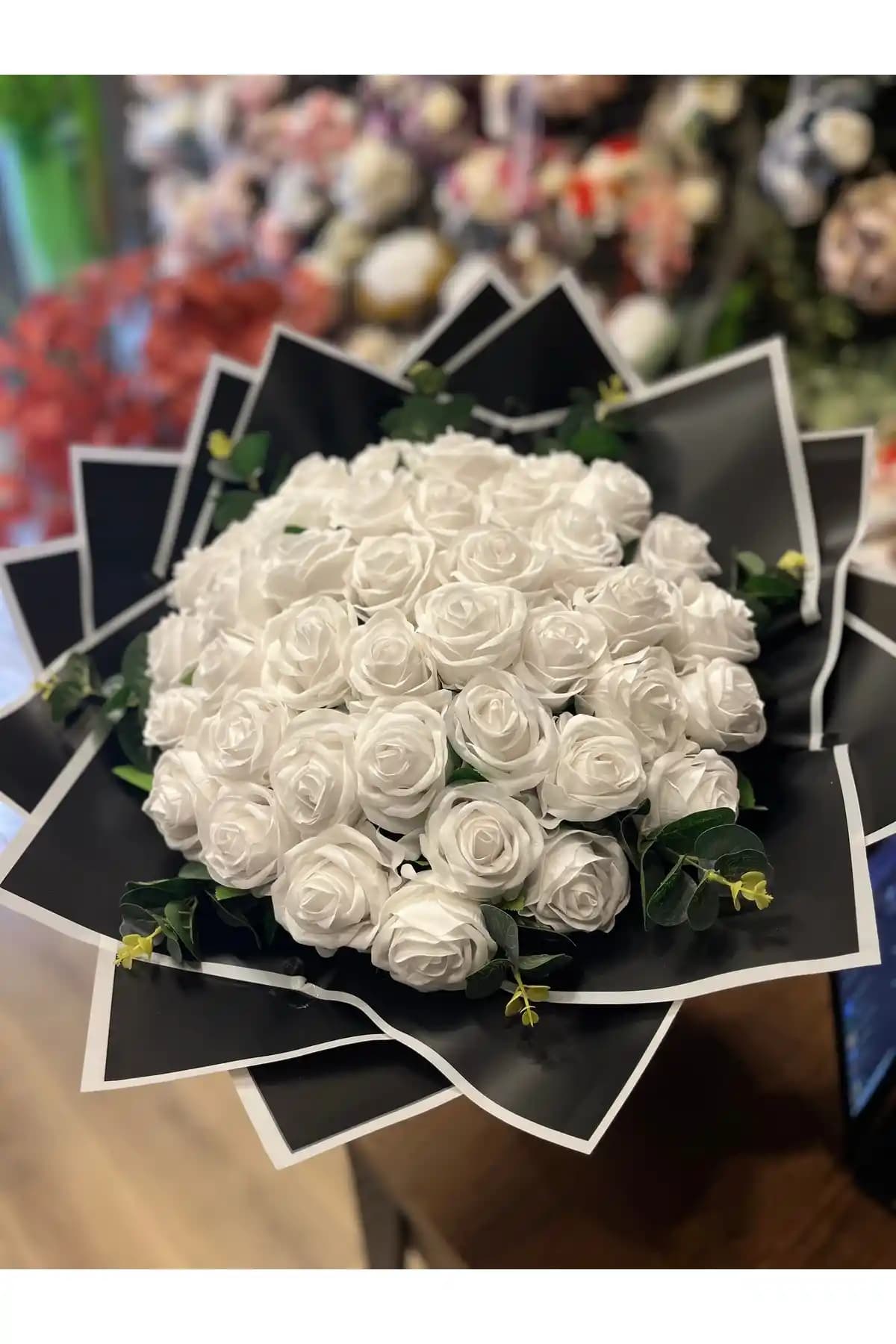 Kadife Gül Buketi ile Dekorasyon ve Mobilyada Zarif Şıklık Yaratın