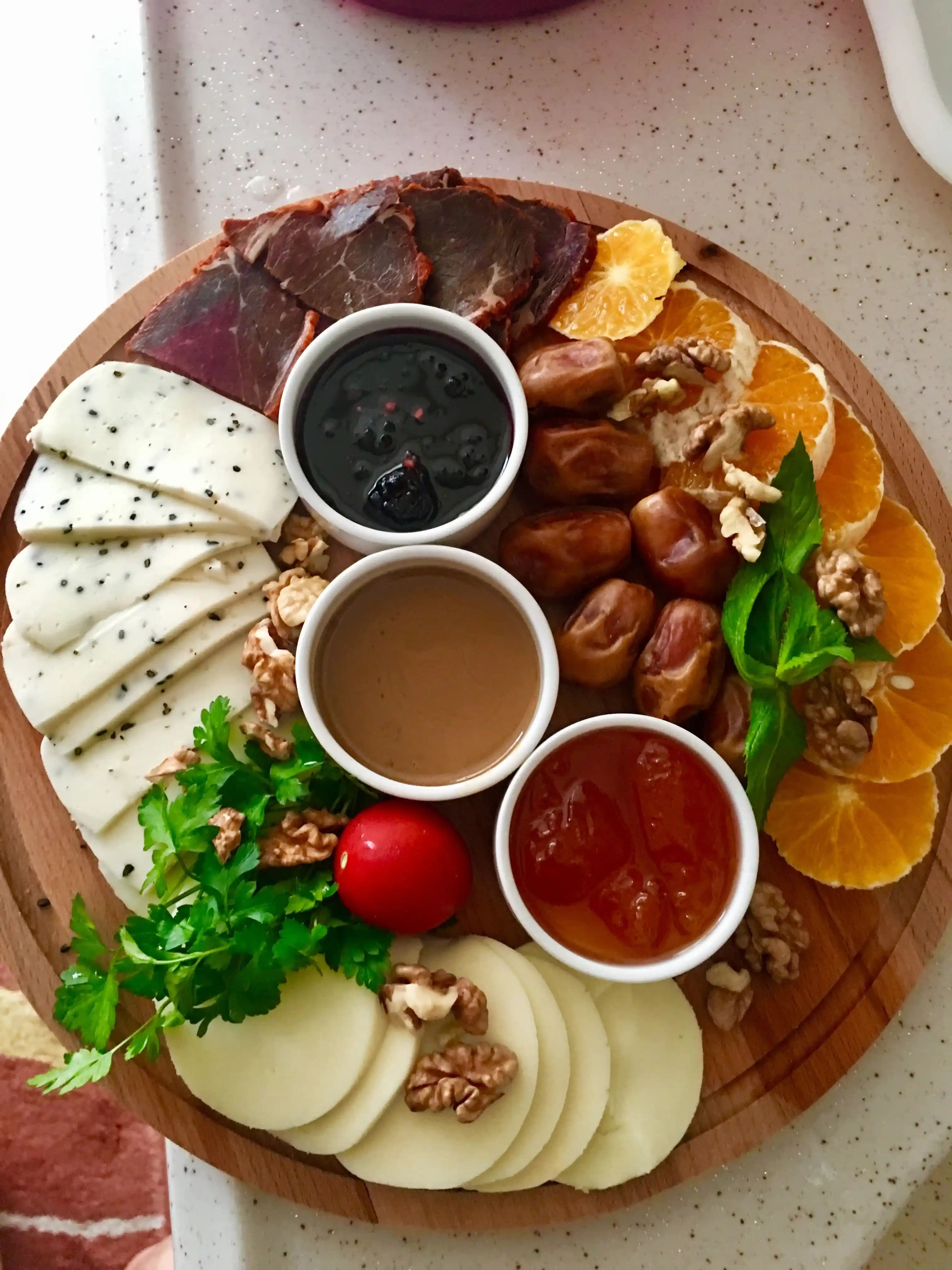 Kahvaltı Sunum Tabaklarıyla Sofralarınıza Şıklık ve İşlevsellik Katın