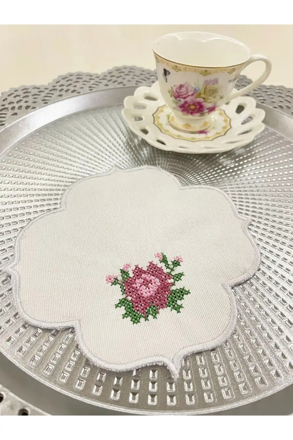 Kahve Sunumlarında Kanaviçe ve Peçetelerin Şıklığı: Dekorasyon ve El İşçiliği Trendleri