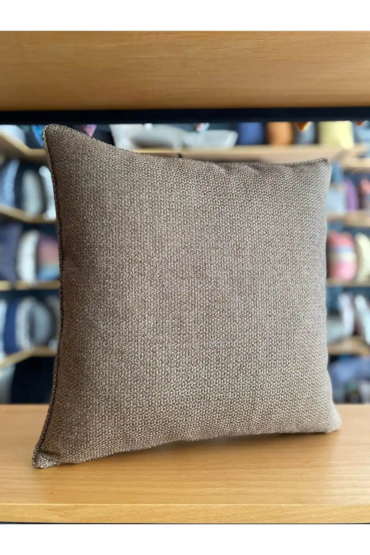 Kahverengi Kırlent Kılıfı ile Dekorasyonunuzu Zenginleştirin ve Mekanlara Sıcaklık Katın