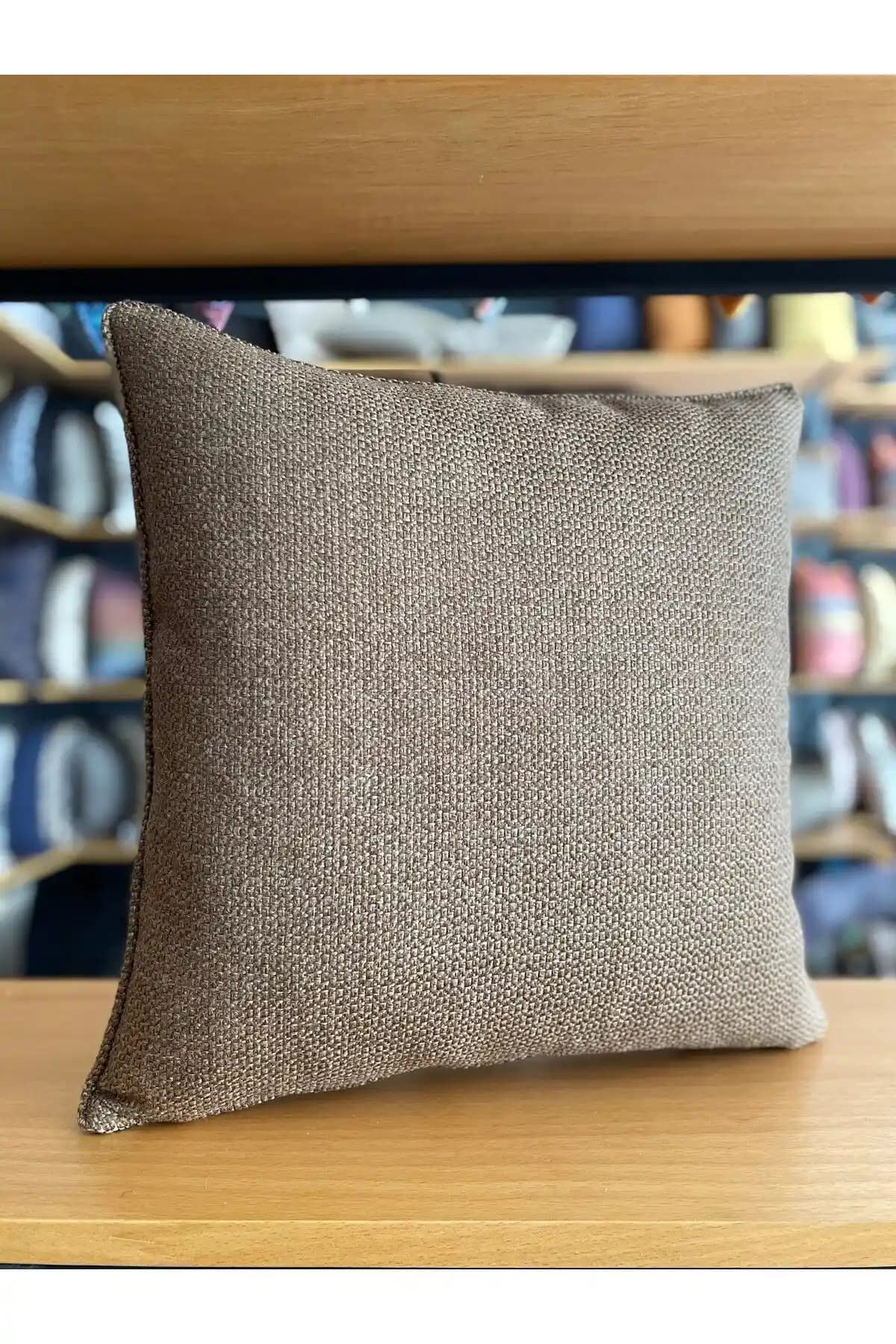 Kahverengi Kırlent Kılıfı ile Dekorasyonunuzu Zenginleştirin ve Mekanlara Sıcaklık Katın