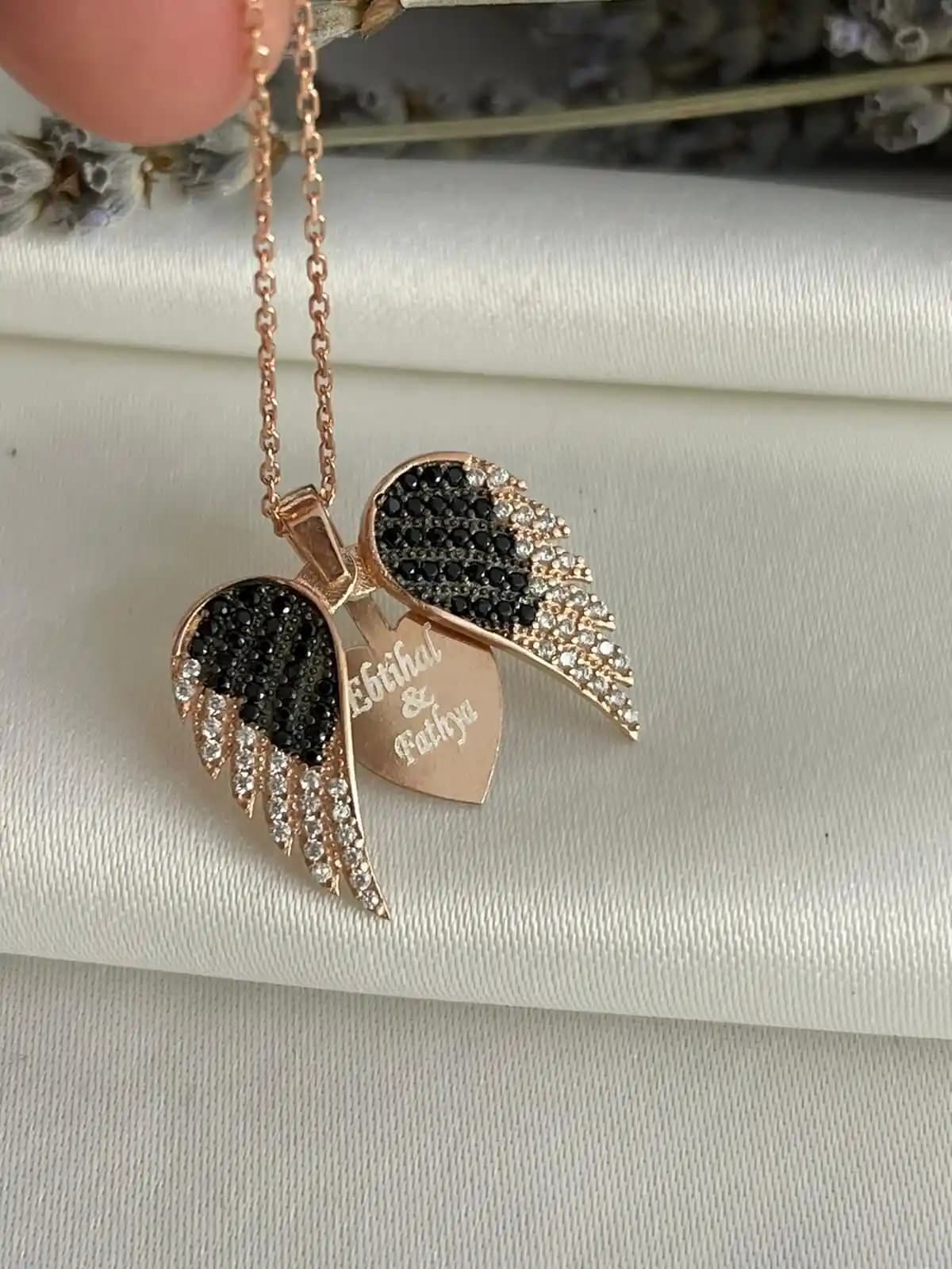 Kanatlı Kolye Dekorasyonunda Ferah ve Şık Bir Dokunuş Sunar