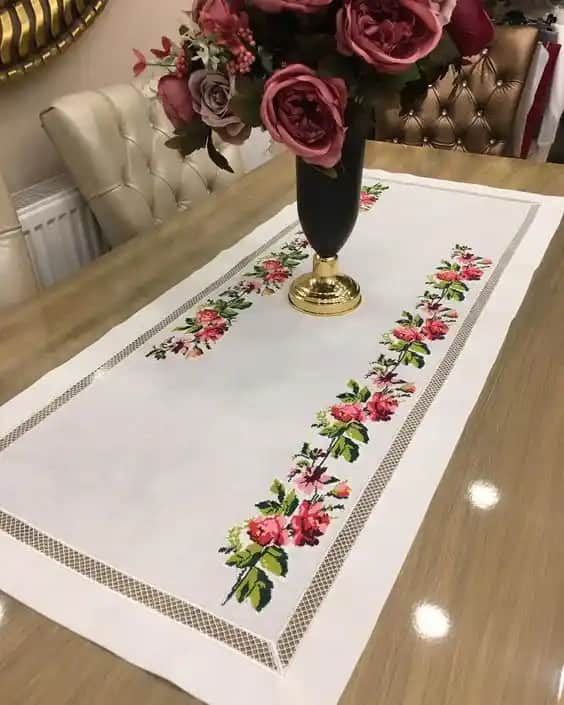 Kanaviçe Salon Takımı: Geleneksel Zarafet ve Modern Dekorasyon Uyumu