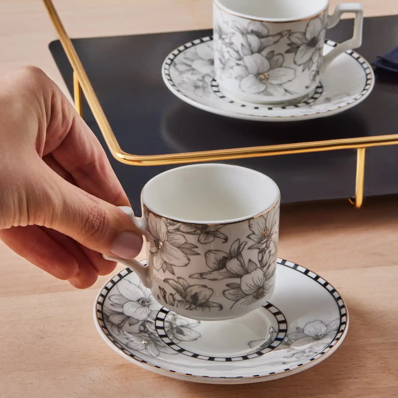 Karaca Çuha Kahve Fincanı: Dekorasyonda Şıklık ve İşlevselliğin Buluşması