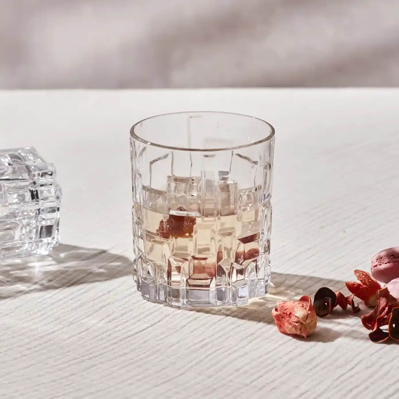 Karaca Etna Su Bardağı: Modern ve Şık Tasarımıyla Dekorasyona Zarif Dokunuş