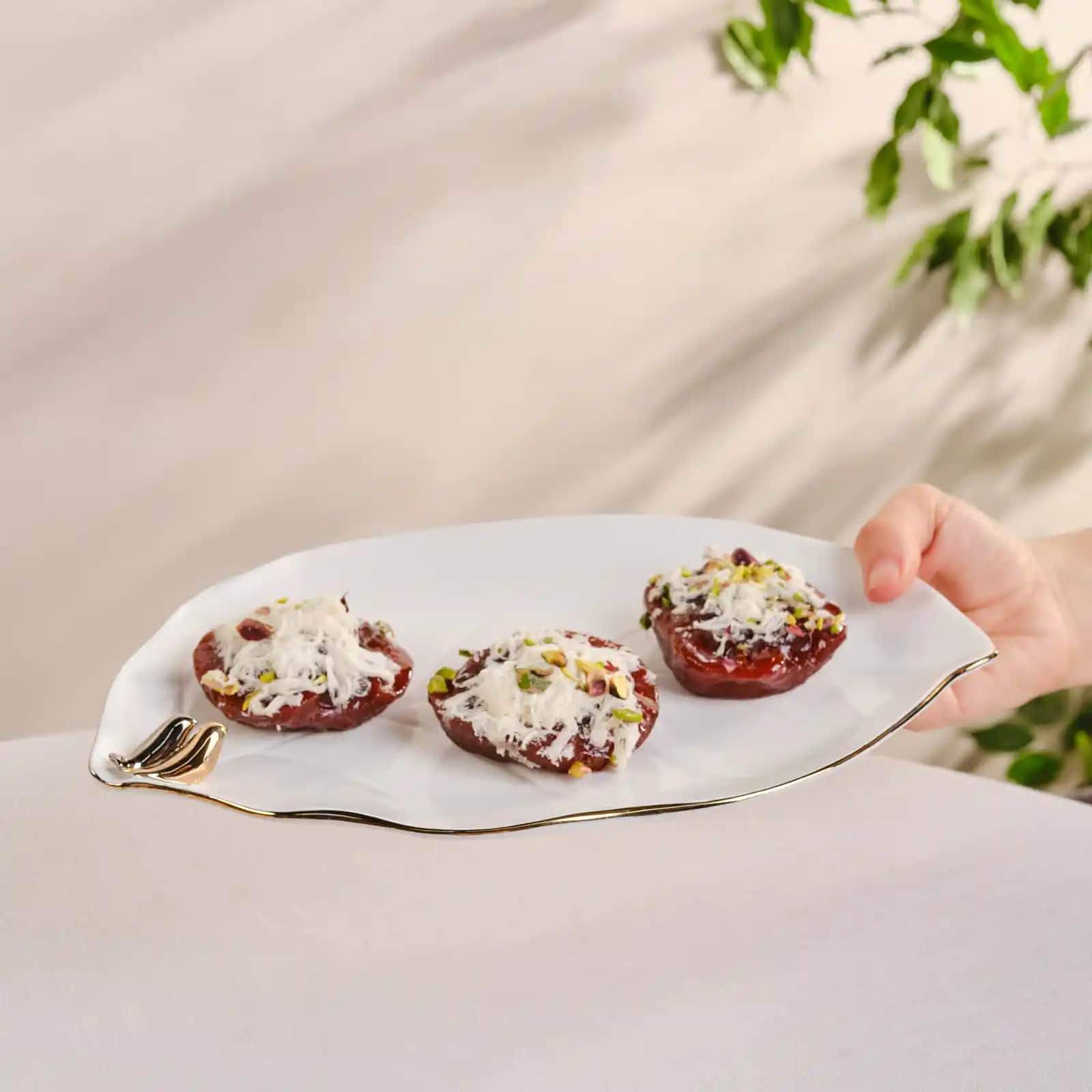 Karaca Kayık Tabak ile Dekorasyonda Zarif ve Fonksiyonel Çözümler Sunar