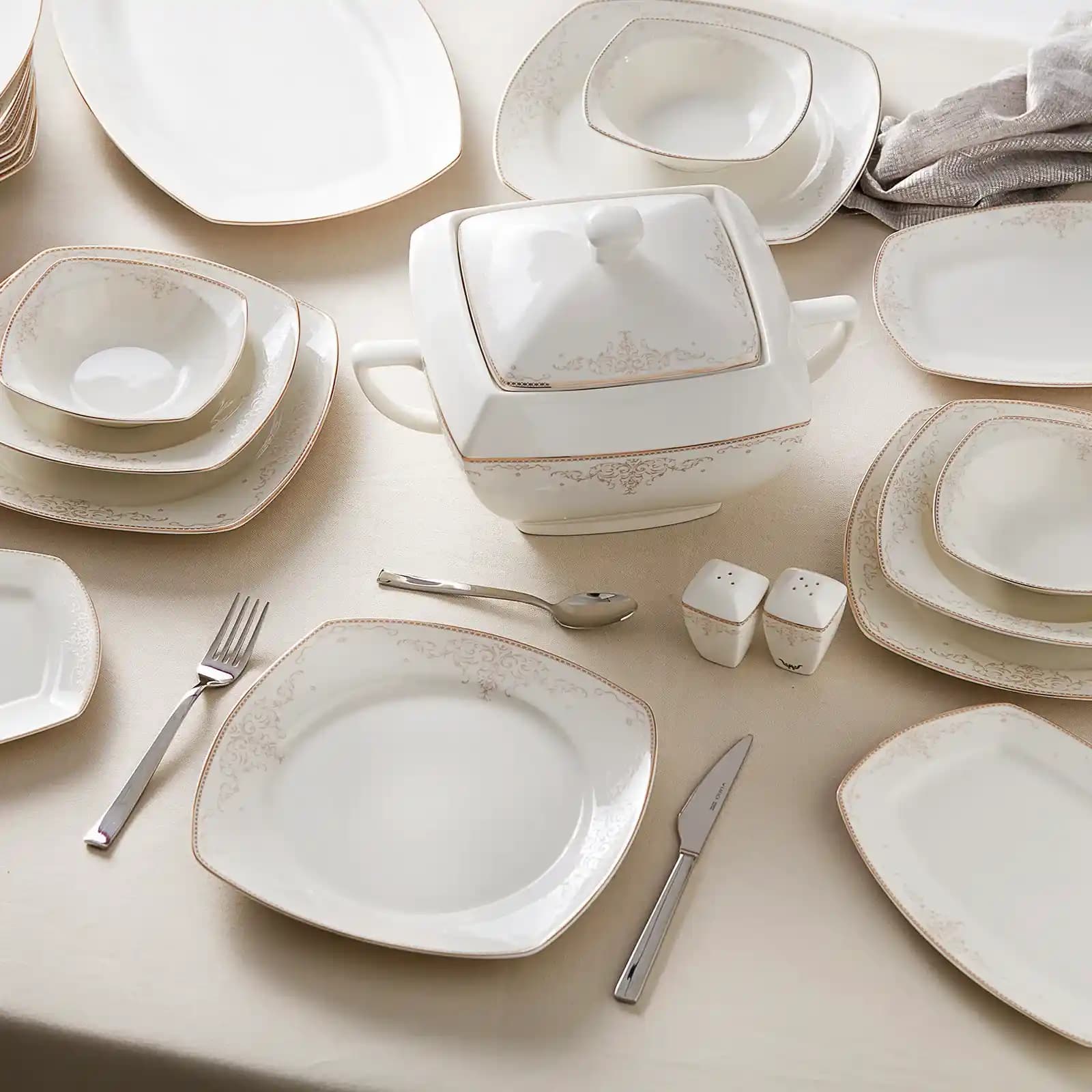 Karaca Outlet Yemek Takımları ile Şık ve Dayanıklı Sofralar Yaratın