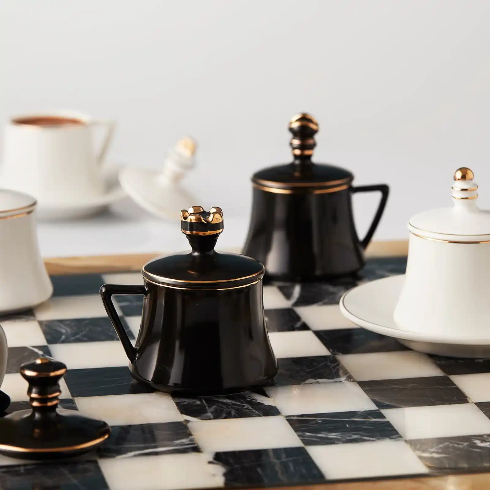 Karaca Satranç Fincan Takımı: Estetik ve Fonksiyonellik Sunan Dekoratif Tasarım