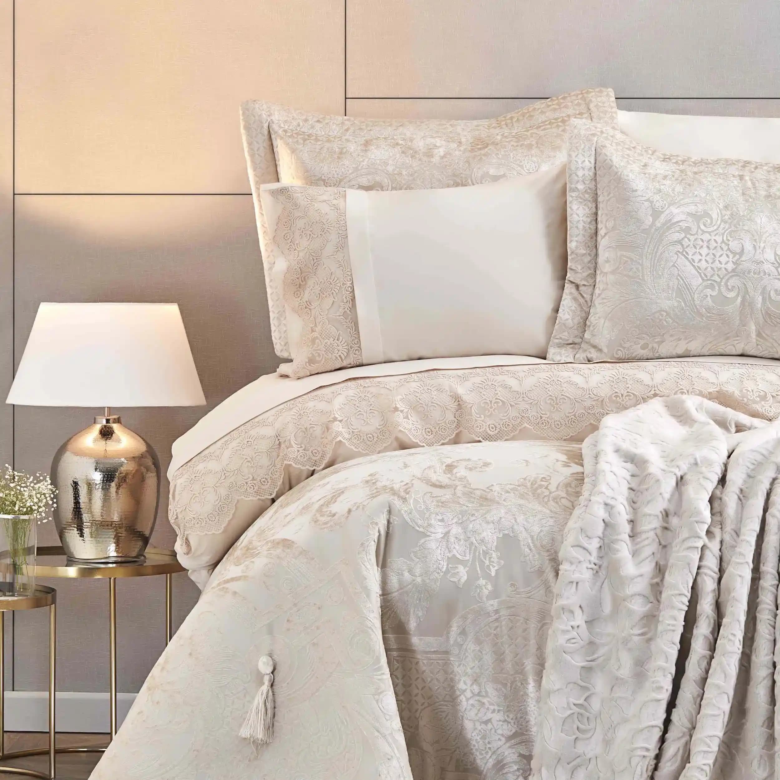 Karaca Valeria Best Gold 8 Parça Çeyiz Seti ile Şık ve Konforlu Yatak Odaları Yaratın