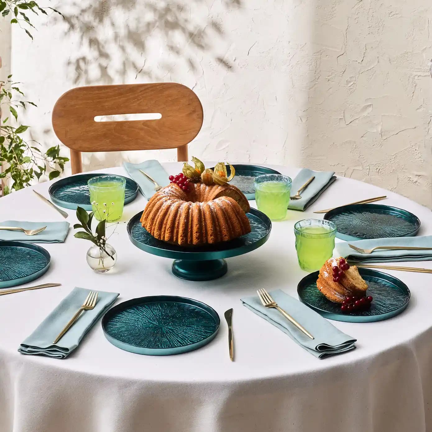 Karaca Yeşil Pasta Setleri ile Sofralarınıza Zarafet Katın ve Modern Sunumlar Yaratın