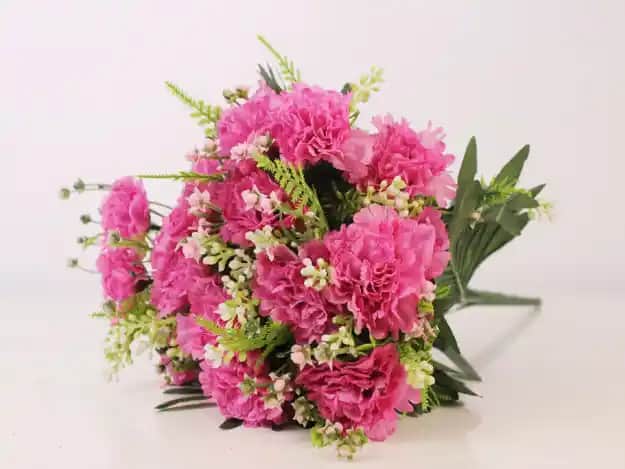 Karanfil Buketleriyle Mekânlara Zarafet ve Tazelik Katmanın Yolları