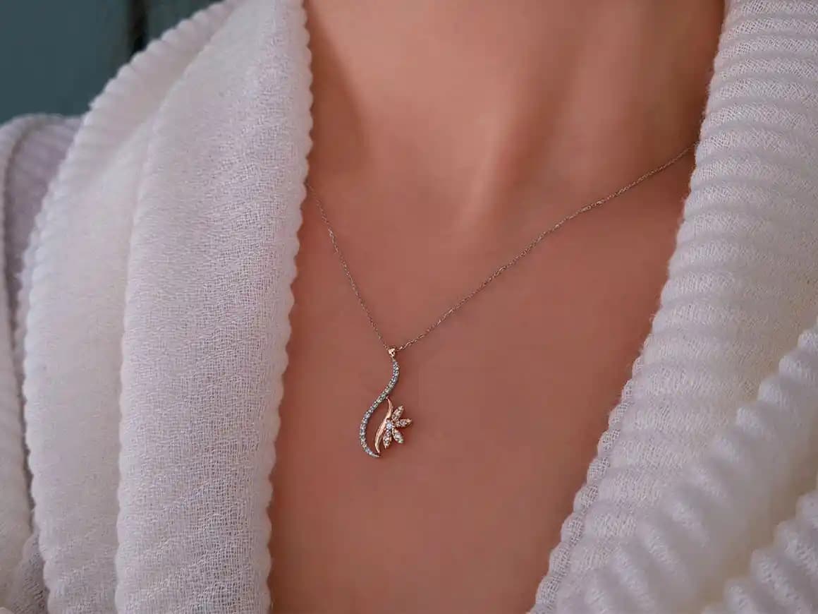 Kardelen Kolye Dekorasyon ve Mobilya Tasarımlarında Zarafetin Simgesi