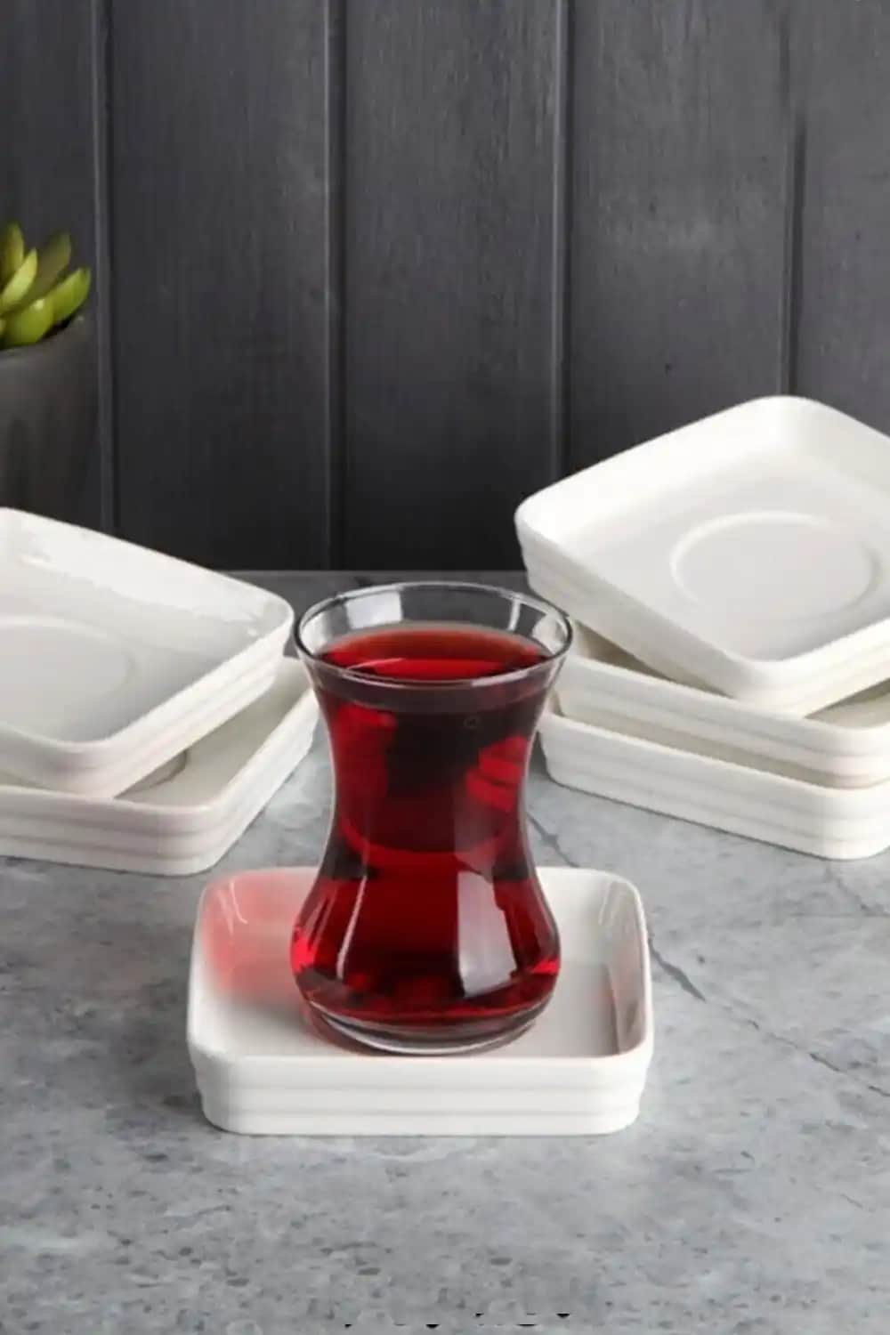 Kare Çay Tabağı ile Modern Dekorasyon ve Şık Masa Düzenleri Yaratma Rehberi