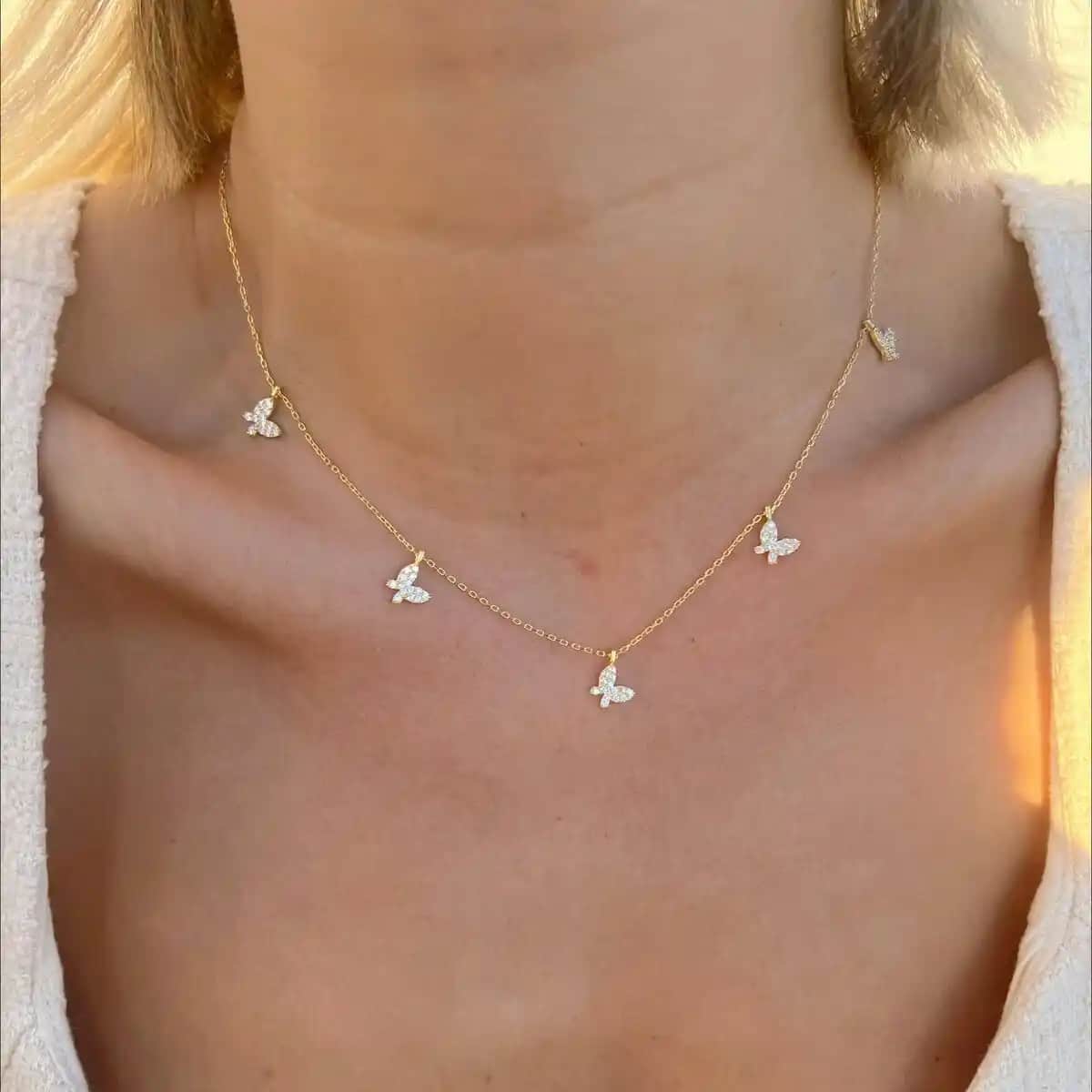 Kelebek Kolye ile Dekorasyonda Zarafet ve Anlam Katmanın Yolları