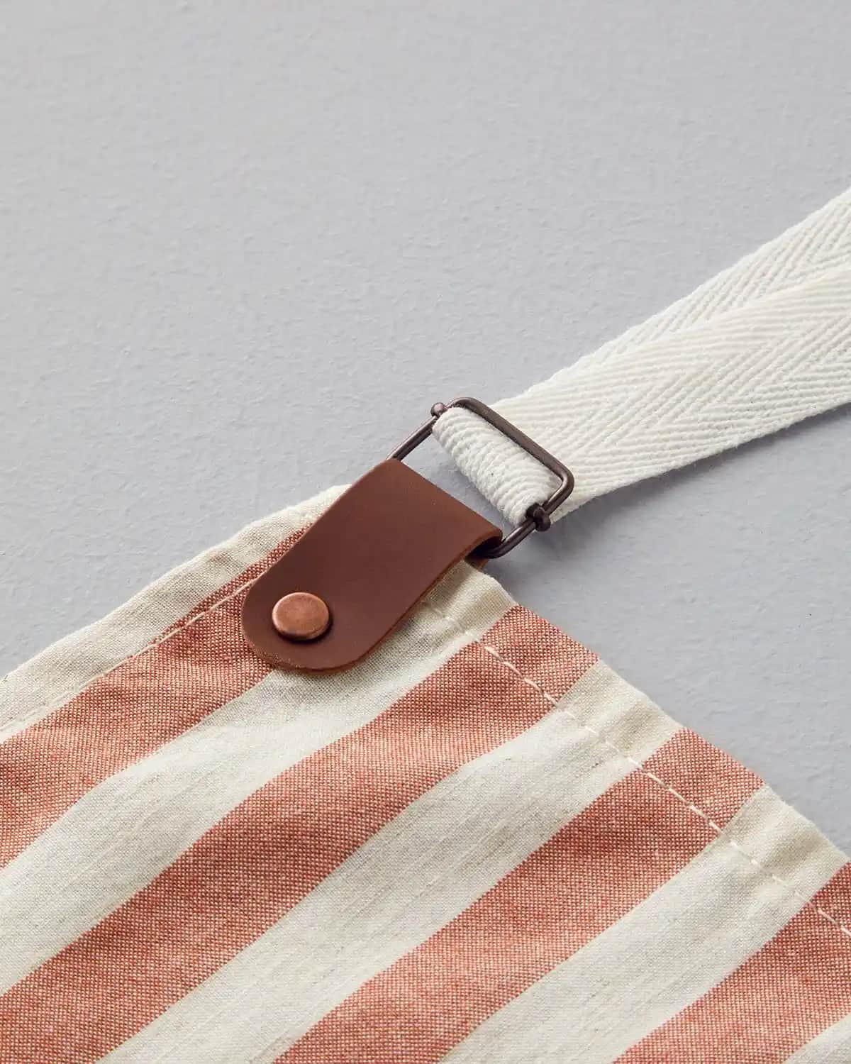 Keten Mutfak Önlüğü: Şıklık ve Fonksiyonelliği Bir Arada Sunan Pratik Seçenek