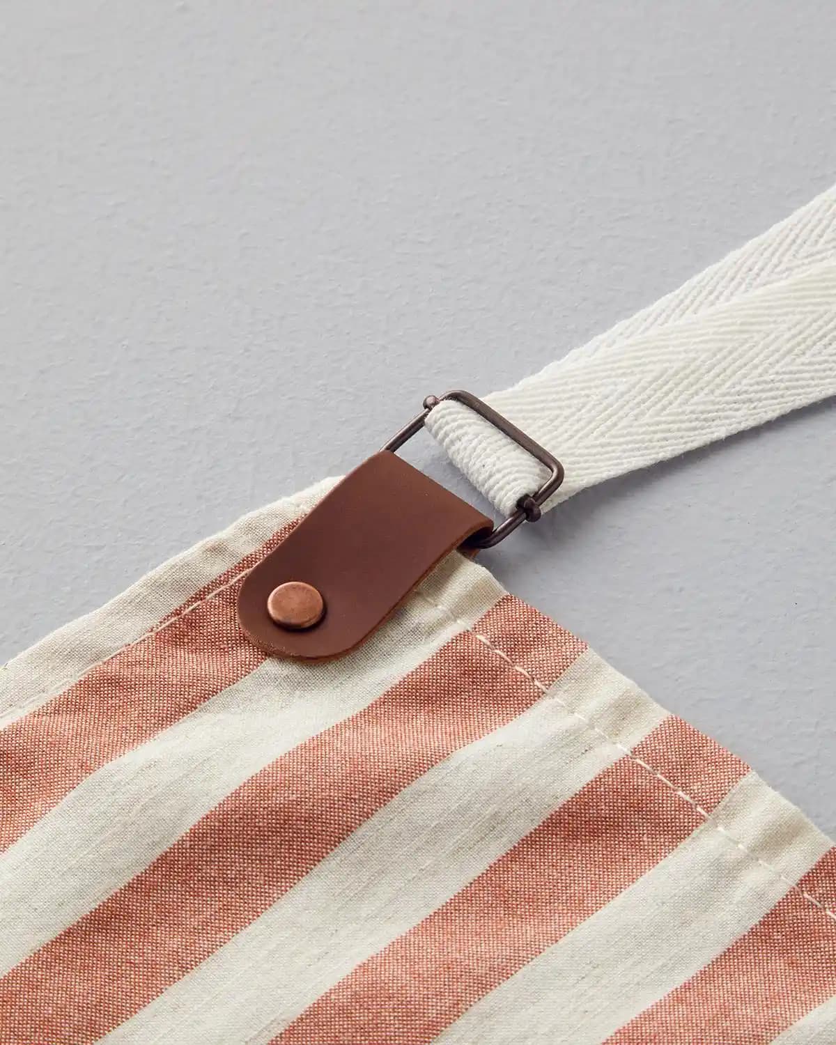 Keten Mutfak Önlüğü: Şıklık ve Fonksiyonelliği Bir Arada Sunan Pratik Seçenek