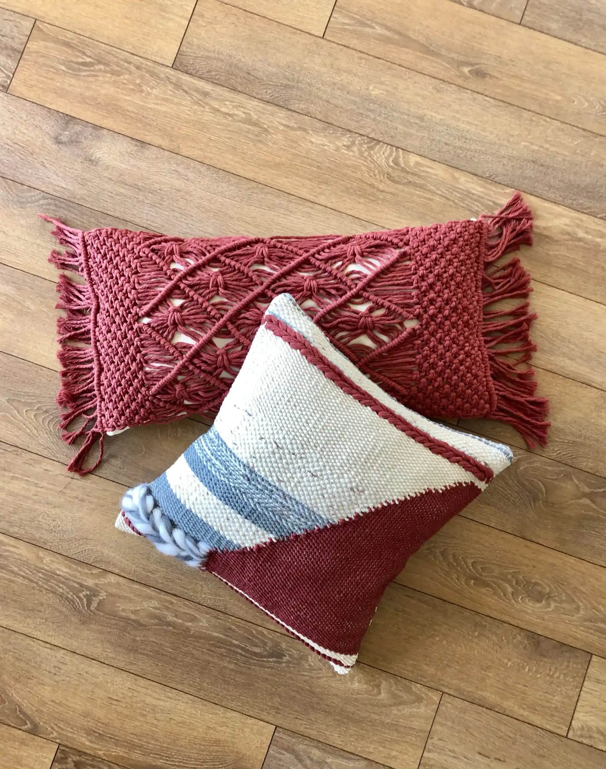 Kiremit Rengi Kırlentlerle Dekorasyonda Sıcak ve Şık Atmosfer Yaratma Rehberi