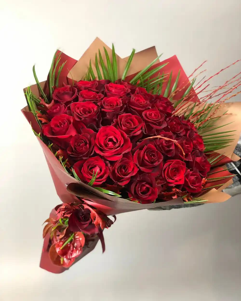 Kırmızı Çiçek Buketleri ile Dekorasyonda Şıklık ve Canlılık Yaratma Rehberi