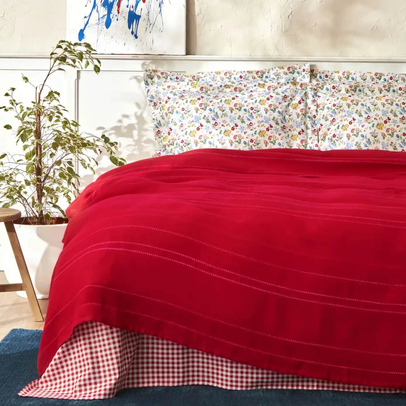 Kırmızı Pike ile Ev Dekorasyonunda Canlılık ve Şıklık Yaratma Rehberi