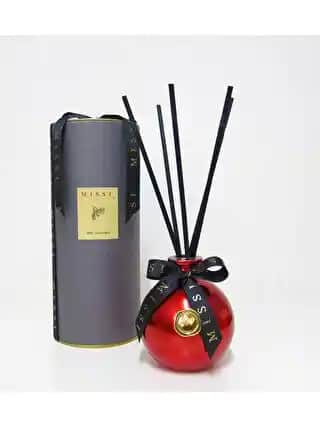 Kırmızı Rengin Dekorasyondaki Gücü ve Hediye Fikirleriyle Şık Bir Atmosfer Yaratma