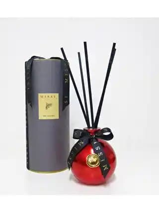 Kırmızı Rengin Dekorasyondaki Gücü ve Hediye Fikirleriyle Şık Bir Atmosfer Yaratma