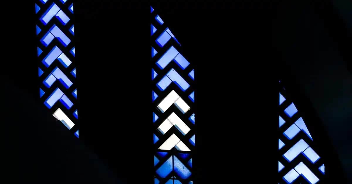 Kırmızı Şamdan Dekorasyonda Zarafet ve Canlılık Katmanın Yolları