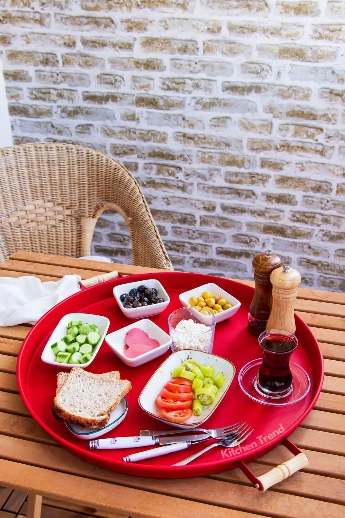 Kırmızı Tepsi ile Dekorasyonda Şıklık ve Fonksiyonellik: Farklı Modeller ve Kullanım İpuçları