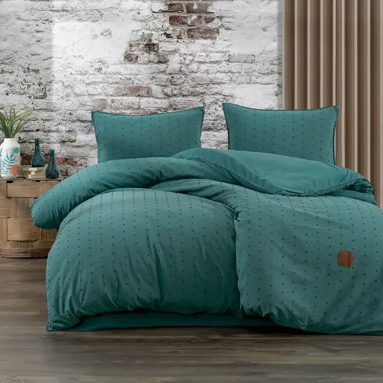 Koyu Yeşil Nevresim Takımıyla Modern ve Doğal Yatak Odası Dekorasyonu