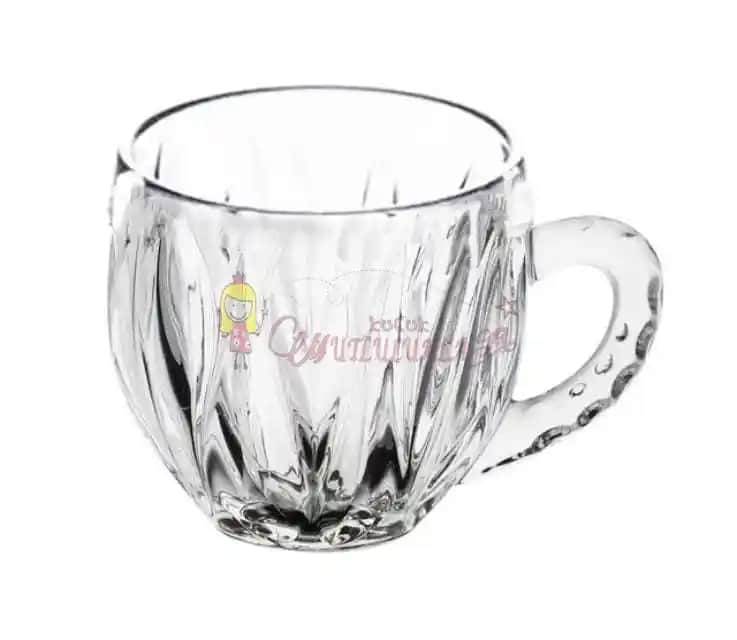 Kristal Kulplu Çay Bardağı ile Şıklık ve Fonksiyonelliğin Buluştuğu Dekorasyon Detayları