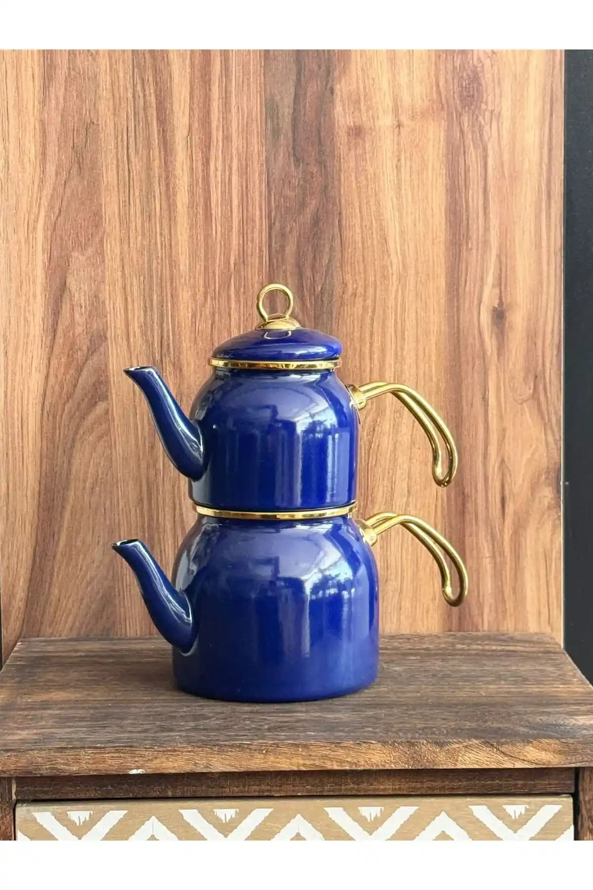 Küçük Emaye Çaydanlıklar ile Ev Dekorasyonunda Zarif ve Fonksiyonel Dokunuşlar