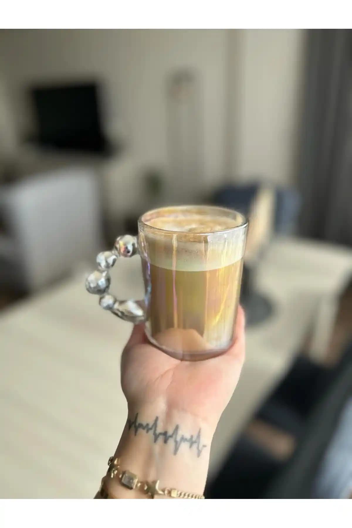 Küçük Kahve Bardağıyla Dekorasyonda Zarafet ve Fonksiyonellik Nasıl Kullanılır