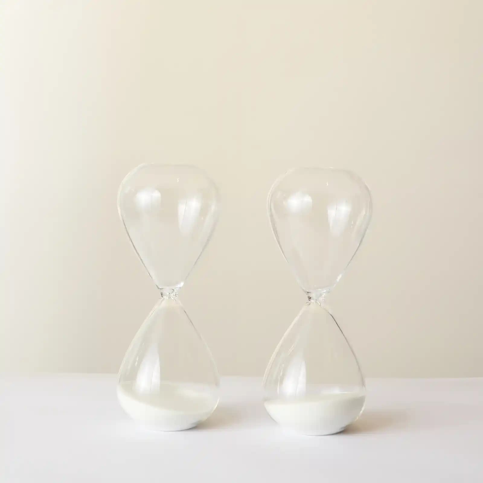 Küçük Kum Saatleri ile Dekorasyonunuza Zarif ve Anlamlı Dokunuşlar Katın