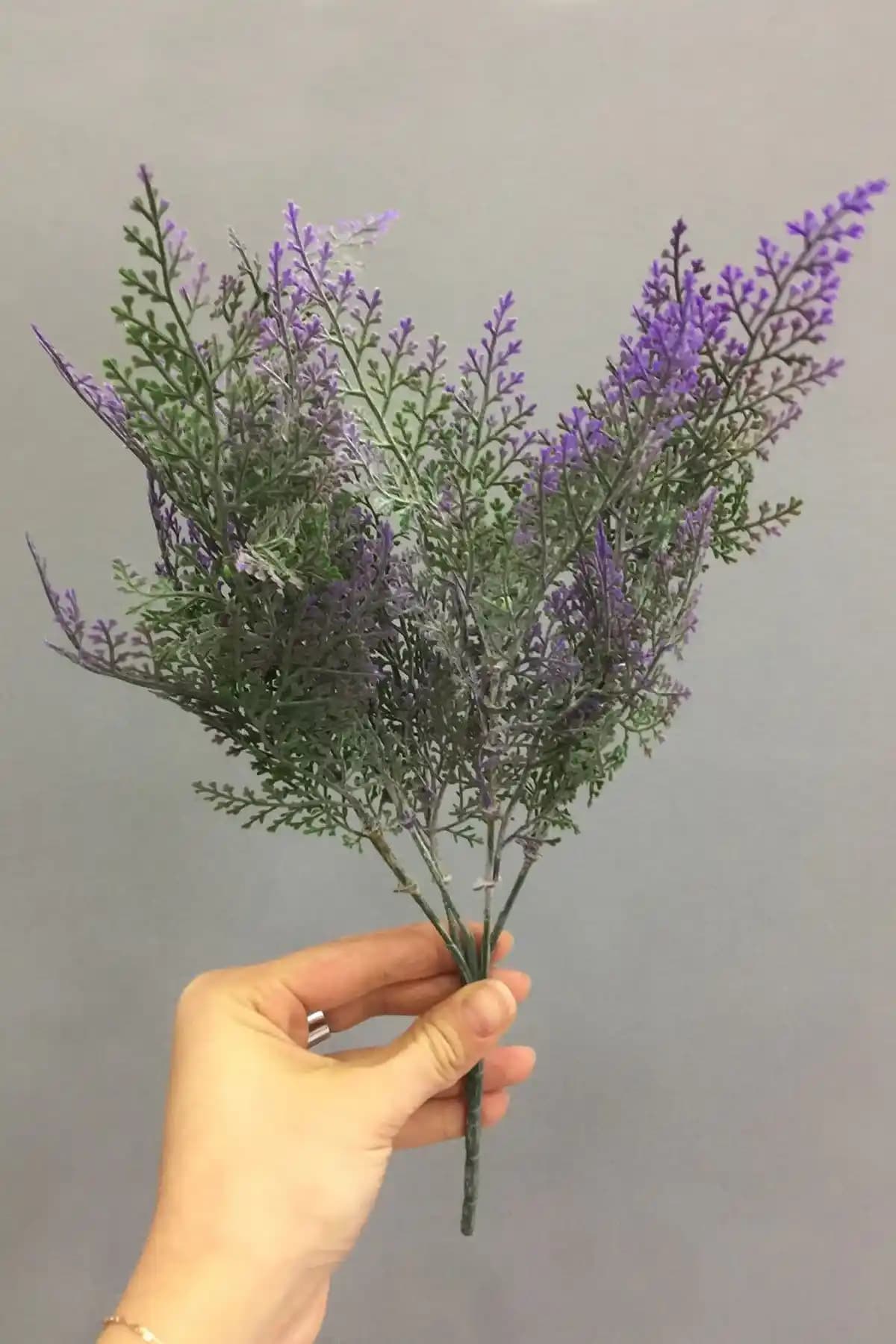 Küçük Mor Çiçeklerle Dekorasyonda Zarif ve Doğal Bir Atmosfer Yaratma Yöntemleri