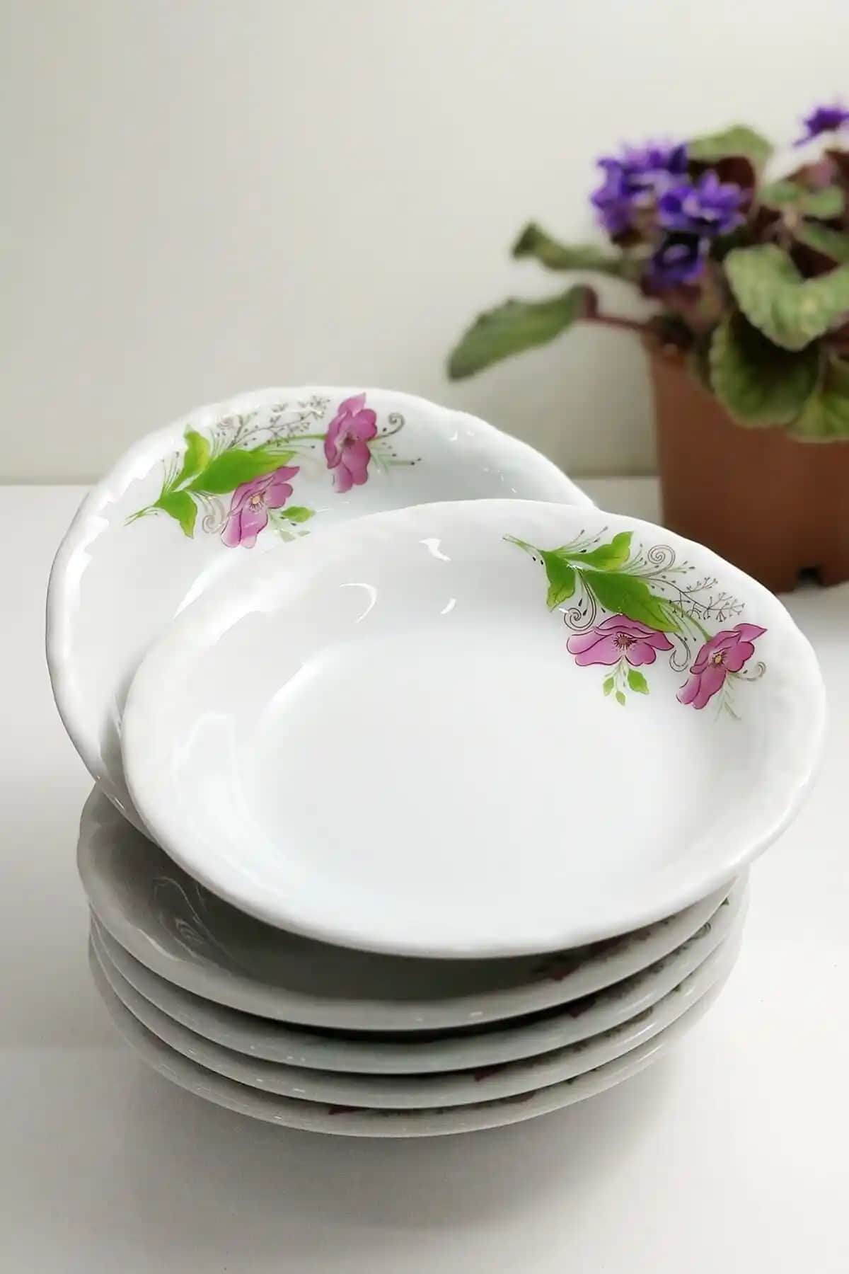 Küçük Porselen Tabaklar ile Dekorasyon ve Mobilyada Zarif Detaylar