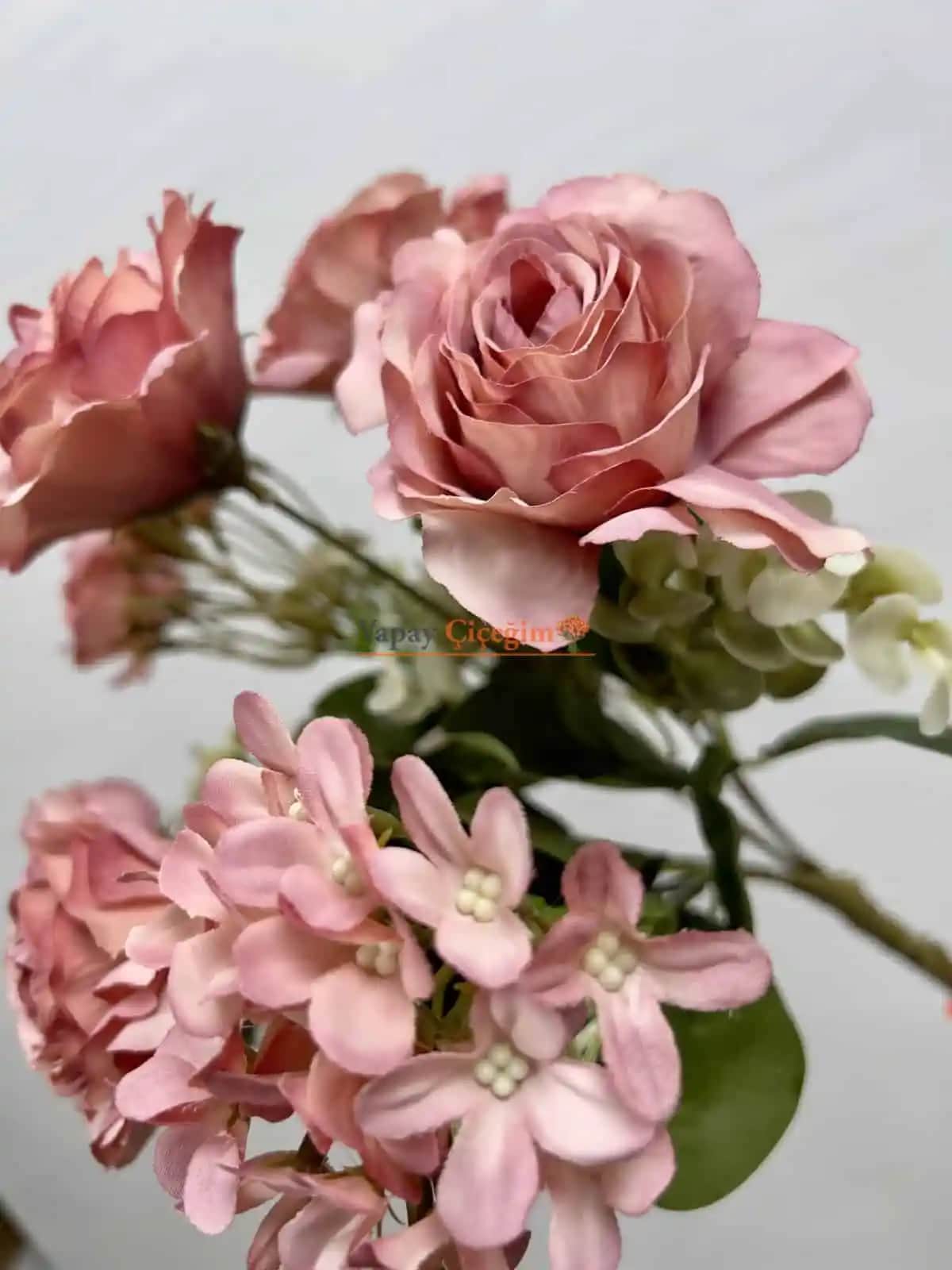 Küçük Süs Çiçekleri ile Ev ve Ofis Dekorasyonunda Zarif Dokunuşlar ve Bakım İpuçları