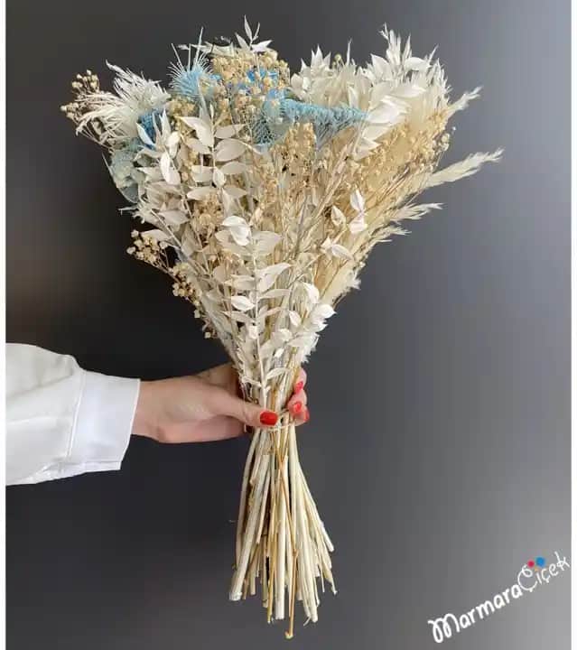 Kuru Çiçek Dekorasyonu: Doğallık ve Zarafetin Uzun Süreli Simgesi