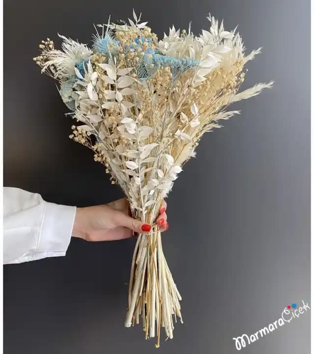 Kuru Çiçek Dekorasyonu: Doğallık ve Zarafetin Uzun Süreli Simgesi