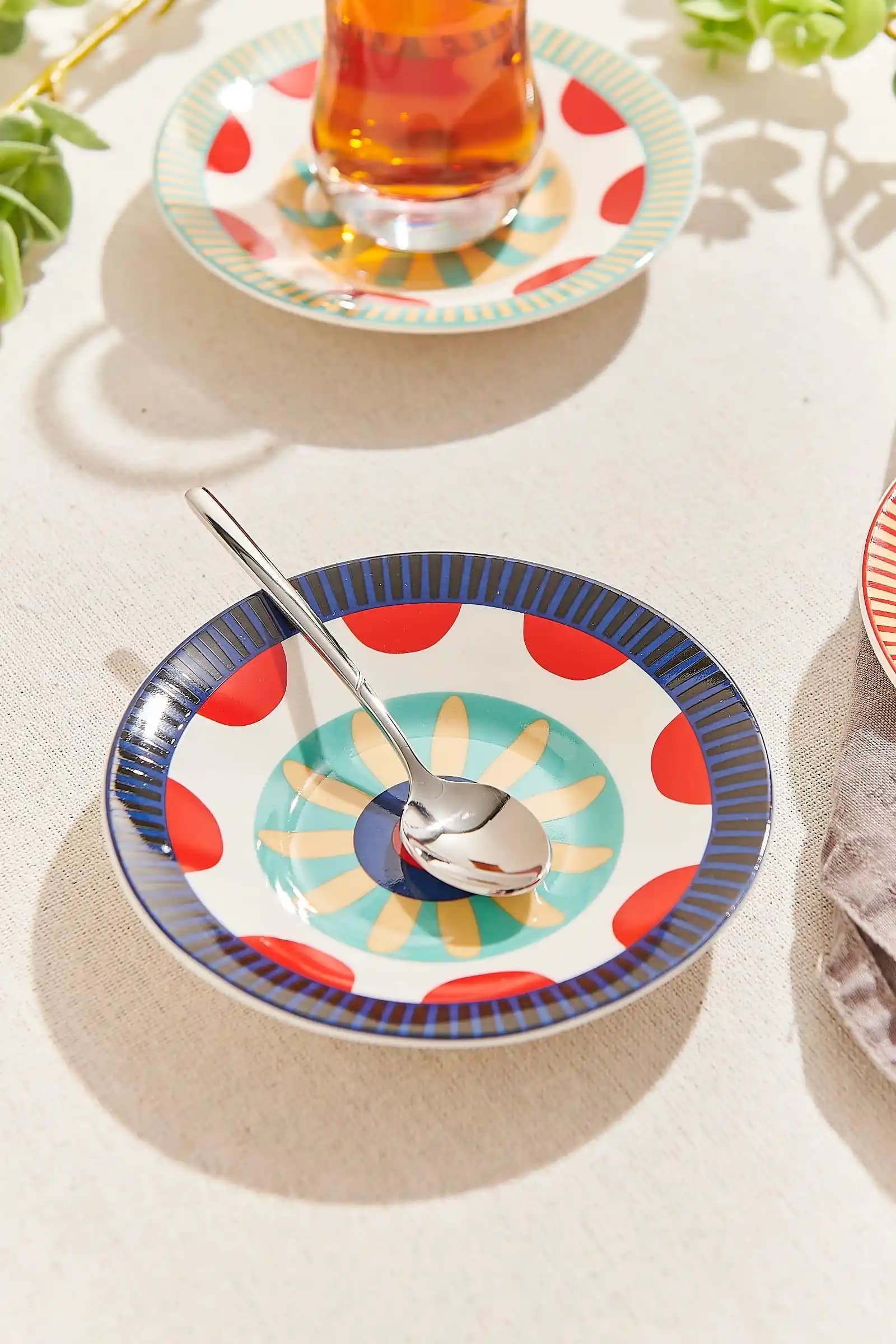 Lacivert Çay Tabağı ile Dekorasyonda Şıklık ve Zarafet Sağlayan Detaylar