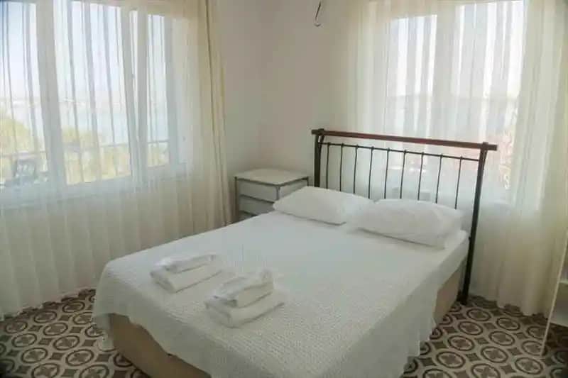 Lacivert Oda Dekorasyonunda Zarafet ve Huzuru Yakalayan Prensipler ve İpuçları