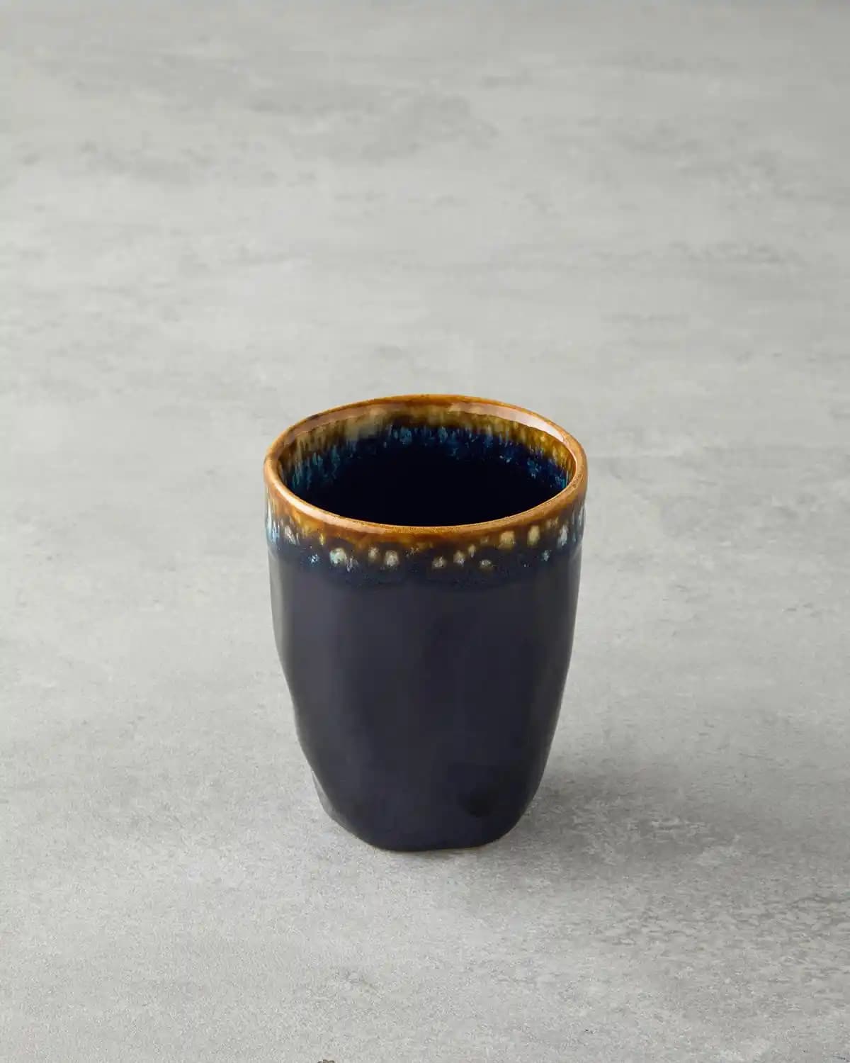 Lacivert Renkli Bardaklar: Dekorasyonda Şıklık ve Fonksiyonelliğin Buluşması