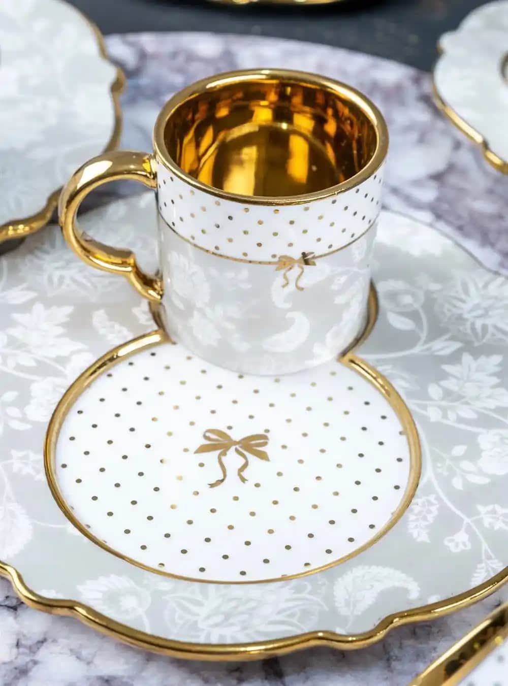 Lüks Kahve Fincanlarıyla Dekorasyon ve Mobilya Uyumu Sağlama Rehberi